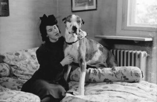 Bukarest: Haus des + Schriftleiters Wilhelm Müller, Frau Müller mit Hund auf Sofa