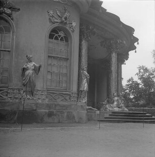 Park Sanssouci. Chinesisches Teehaus : Potsdam, Park Sanssouci. Chinesisches Teehaus (1754-1756; J. G. Büring). N-Kabinett (Teilansicht) mit Statuen Triangelspielerin und Kapellmeister (1755/1756; G. Heymüller) sowie SW-Vorhalle