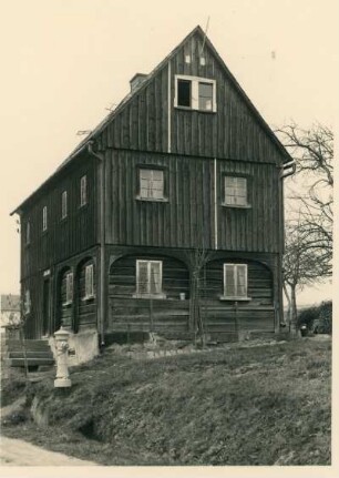 Sohland an der Spree-Wehrsdorf, einst Nummer 129. Auszugshaus (Umgebindehaus). Straßenansicht