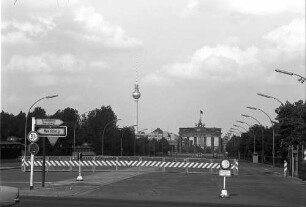 Berlin: Straße des 17. Juni mit Brandenburger Tor