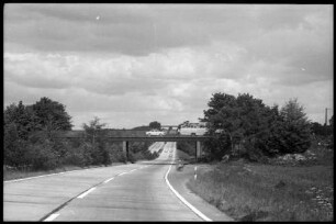 Reckerode: Brücke über die Autobahn mit PKW und Bus