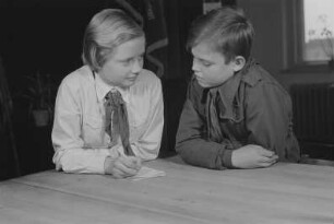 Aufnahme von Schülerinnen und Schülern einer Schule in Berlin-Köpenick in die Pionierorganisation / Verleihung der Thälmann-Pionier Halstücher