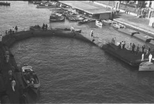 Pontonbrücke : Hafenszene in Port Said mit einer ausgefahrenen Pontonlandungsbrücke