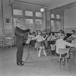 Jurij Winar erteilt Musikunterricht