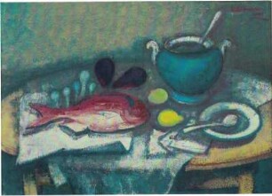 Küchenstillleben mit rotem Meeresfisch, blauer Terrine und Zitronen