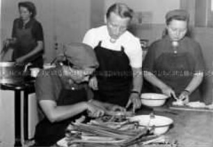 Arbeitsmaiden des Reichsarbeitsdienstes beim Kochunterricht
