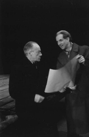 Porträtaufnahmen des Dirigenten Heinz Tietjen, von 1948-1954 Intendant der Deutschen Oper Berlin : aufgenommen anlässlich der Uraufführung der beiden szenischen Balladen "Die Füße im Feuer" und "Das Fingerhütchen" von Heinrich Sutermeister an der Deutschen Oper Berlin