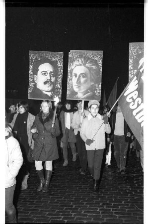 Kleinbildnegativ: Ehrung für Karl Liebknecht und Rosa Luxemburg, 1970