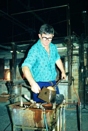Glasmacherhandwerk: Glasmacher beim Drehen von glühenden Glas in einer Form