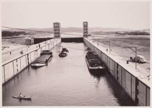 Geesthacht südöstlich von Hamburg. Stauschleuse (Kammerschütze geschlossen, Wasser absinkend). Blick stromauf nach Freigabe der ersten Staustufe am 16. April 1959