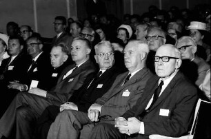 17. Tagung 1967 Chemiker; Eröffnungsfeier: Oberbürgermeister Steurer, ?, Otto Hahn, G. Stoltenberg, Harold C. Urey, Lord Alexander Todd of Trumpington, Robert S. Mulliken; hinter Lord Alexander Todd of Trumpington: Werner Forßmann, Adolf Butenandt, dahinter Frau Müller-Rüegsegger