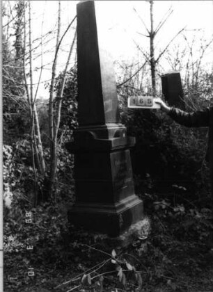 Grabstein 165 (Index: 100093734) Maße HxBxT: 285x59x59 cm: Grabstein 165