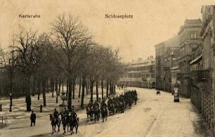 Postkartenalbum mit Motiven von Karlsruhe. "Karlsruhe, Schlossplatz". Schlossplatz mit berittener Soldatengruppe