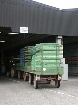 Traktor mit Gemüsekisten