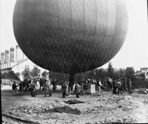 Eine Fahrt im Luftballon : Dresden-Reick. Eine Fahrt im Luftballon. Der angefüllte Ballon wird zum Korb geschafft