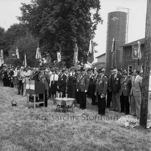 Volks- und Schützenfest: Kreisverbandschützenfest: Sport- und Schützenverein Pölitz e.V. und Kreisschützenverband Stormarn: Proklamation des Schützenkönigs und der Schützenkönigin auf dem Platz vor der "Alten Schule" durch den stellvertretenden Kreisschützenverbandsvorsitzenden Rolf Peters, mit Kreispräsident Hubert Priemel, Kreissportverbandsvorsitzendem Hansjoachim Berg und Ehrengästen