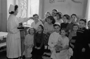 Reportage aus dem jüdischen Krankenhaus : Krankenschwestern mit Kindern