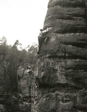 Sächsische Schweiz. Rathener Felsgebiet, Hinterer (Großer) Hirschgrundturm. Seilschaft K. Gonda/G. Junghans an der Südwand (Südkante). (VIIb). 2. Begehung, 1949