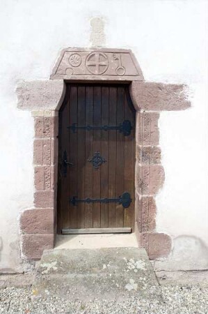 Südliches Portal mit trapezförmigem Sturz