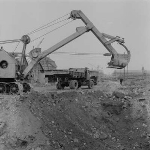Dresden. Wohnungsbau mit Bagger und LKW