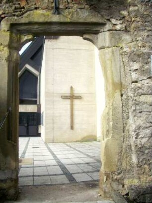 Kirchhofmauer im Süden aus dem Zwingerbereich mit Durchgangspforte (Gewände Spätgotisch-Renaissance) in den Kirchhof