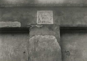Radeburg, Alte Poststraße 32. Scheune (bezeichnet 1877). Fassadendetail mit Inschrifttafel