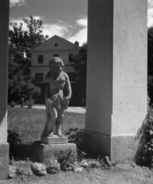 Putto : Putto. Stein (1701/1800). Ebenthal (Kärnten), Schloss Ebenthal, Schloßpark