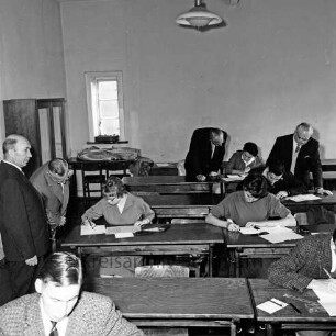 Deutsche Angestellten-Gewerkschaft (DAG): Bad Oldesloe: Kreisberufsschule: Berufswettkampf im Beisein von Georg Schoemer, Landrat Wennemar Haarmann, Bürgerworthalter Willy Rosch und Wettkampfleiter Adolf Runge