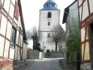 Stadtkirche - Ansicht von Westen mit Kirchturm (romanisch gegründet) über Kirchhofmauer aus der Kirchstraße