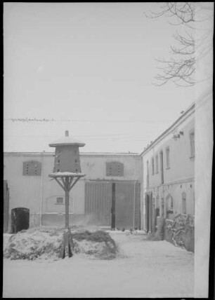 Cröbern-Crostewitz (Kr.Leipzig). Gehöft, Wirtschaftsgebäude. Hofansicht mit Taubenhaus