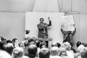 Werner Schmidt, Direktor des Kupferstich-Kabinetts der Staatlichen Kunstsammlungen Dresden, als Auktionator auf der Kunstversteigerung zugunsten der Renovierung des Museums