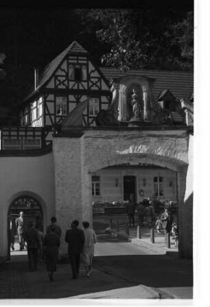 Altenberg: Tor, Hintergrund Fachwerkhaus