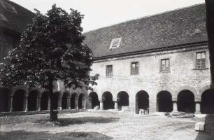 Worms, St. Andreasstift : Worms. St. Andreasstift (Museum der Stadt Worms). Süd- und West-Flügel. Hofansicht mit Kreuzgang von Nordosten