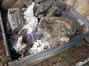 Fragment einer Zeughaus-Bauplastik: ......... eines Kriegers aus der ......-Gruppe (Dachbalustrade, .....seite) ???