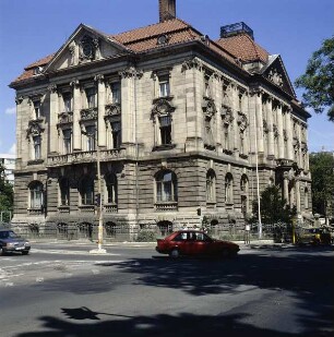 Meiningen. Gerichtsgebäude (ehemalige Bank für Thüringen). Ansicht von Südosten