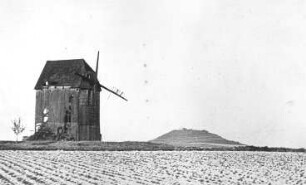 Markersdorf. Windmühle an der Bahnlinie