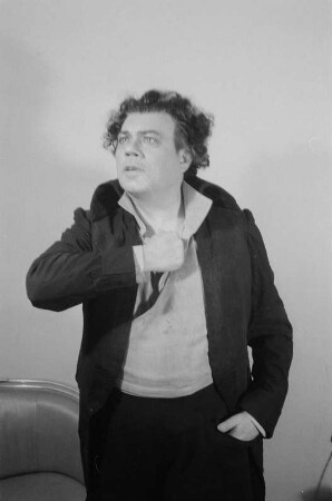 Szenenbilder aus der Oper "Dantons Tod" von Gottfried von Einem an der Deutschen Staatsoper Berlin: mit Hans Reinmar in der Titelrolle und Erich Witte als Robespierre, Elisabeth Grümmer u. a. : Soloaufnahme von Hans Reinmar als Danton