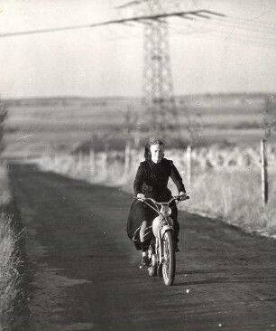 Kirchgangstracht aus Ostro : Kleidung - katholische Tracht. Ort: Ostro / Wotrow. In Kirchgangstracht auf dem Moped