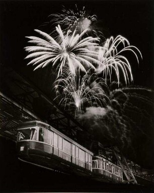 Wuppertaler Schwebebahn mit Feuerwerk