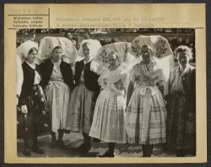 IV. Bundeskongres des DFD vom 16.05. bis 19.05.1952 in der Werner-Seelenbinder-Halle in Berlin. Teilnehmerinnen aus dem Spreewald in Festtagstracht. : IV. Zwjazkowy kongres DFD wot 16. 05. do 19.05.1952 we Werner-Seelenbinder-Halle w Berlinje. Wobdźělnicy kongresa z Błótow w swjedźenskej drasće.
