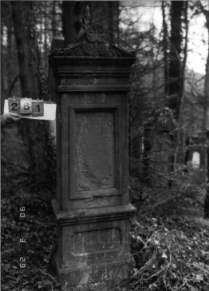 Grabstein 281 (neu: 677)