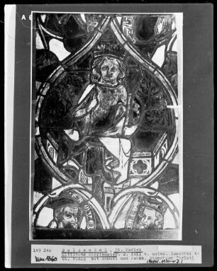 Mittleres Chorfenster mit Szenen aus dem Leben Jesu und Königs- und Prophetenreihe — Mittlere Fensterbahn mit Königen und Propheten — König aus dem Stammbaum Christi