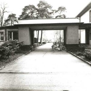 Cottbus, Käthe-Kollwitz-Straße 1-6. Hotelkomplex "Branitz", Toranlage Ecke Lenbachstraße, Durchfahrt