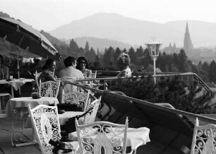 Freiburg: Restaurantterrasse mit Blick aufs Münster, Bad Hotel Jägerhäusle