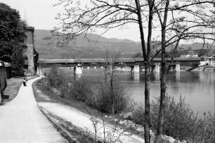 Bad Säckingen: Alte Rheinbrücke vom Schlosspark aus, Hintergrund Kraftwerk