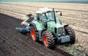 Fotografie: Volldrehpflug, Allradtraktor, Wendende Bodenbearbeitung