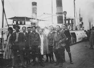 Delegierte des Kommunistischen Jugendverbandes Deutschlands (KVJD) aus Aue und Schwarzenberg zum Reichsjugendtag in Hamburg, Ostern 1927 : Delegierte des Kommunistischen Jugendverbandes Deutschlands (KVJD) zum Reichsjugendtag in Hamburg