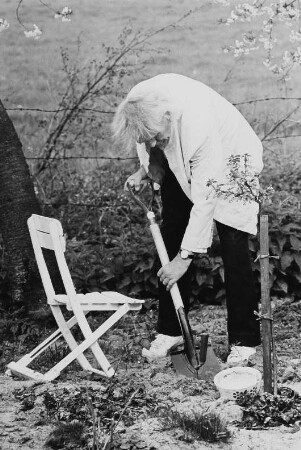 Der Maler Otto Niemeyer-Holstein in seinem Garten beim Umgraben