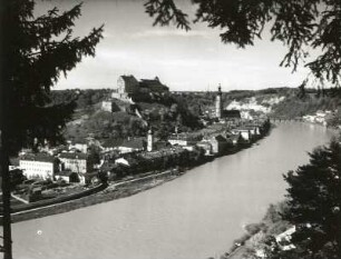 Burghausen. Blick vom österreichischen Hochufer flußab über die Salzach gegen die Altstadt und die Burg