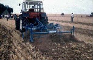 Fotografie: Stoppelbearbeitung, Grubber, Krümelwalze